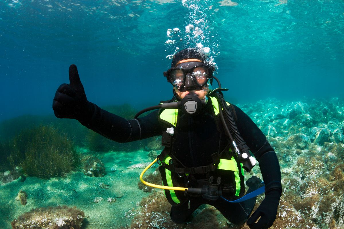 apprentissage de la comunication sous l'eau en plongée sous marine