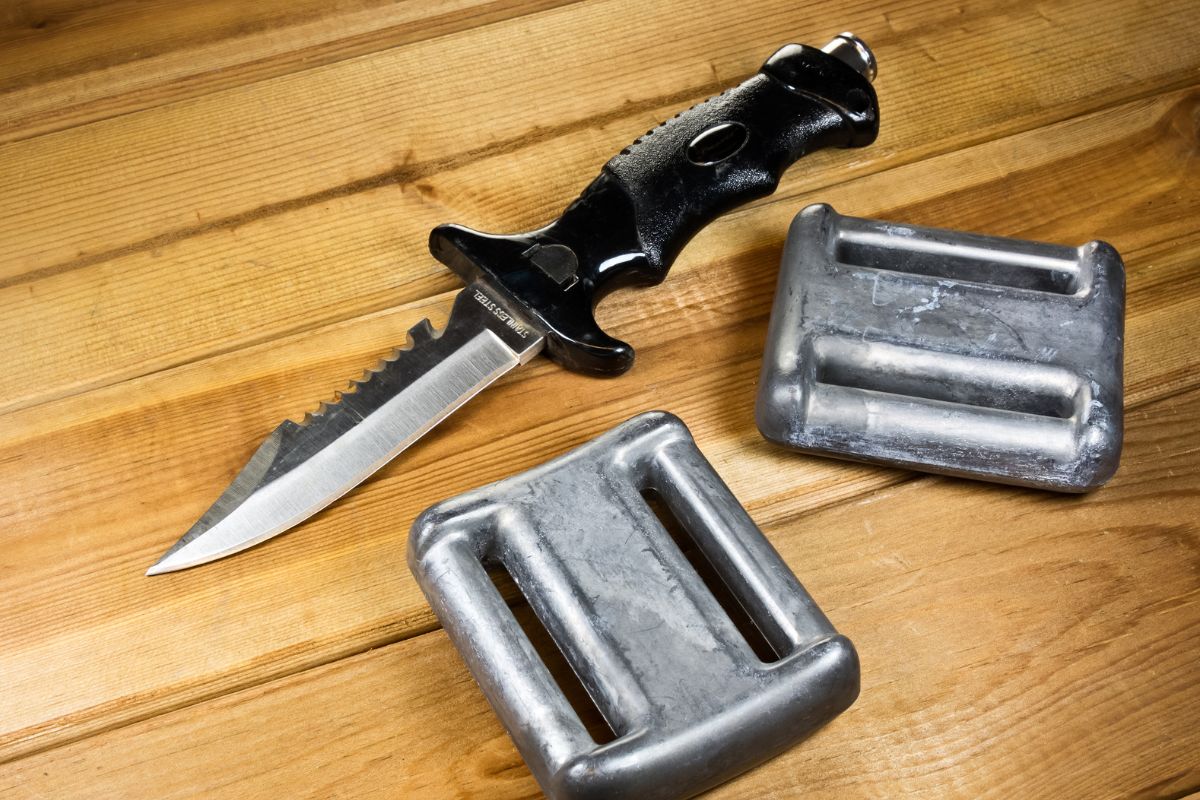 couteaux et poids de plongée