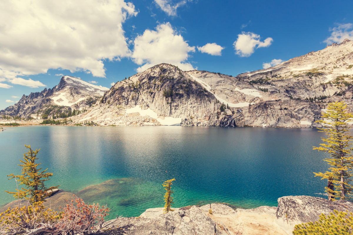 plonger dans un lac d'eau froide