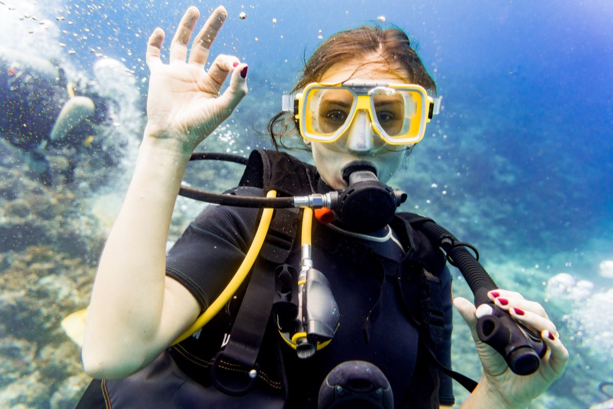 plongeuse signalant que la plongée sous marine s'est bien passée