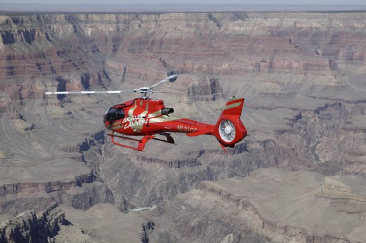 Hélicoptère moderne survolant le fleuve Colorado au cœur du Grand Canyon