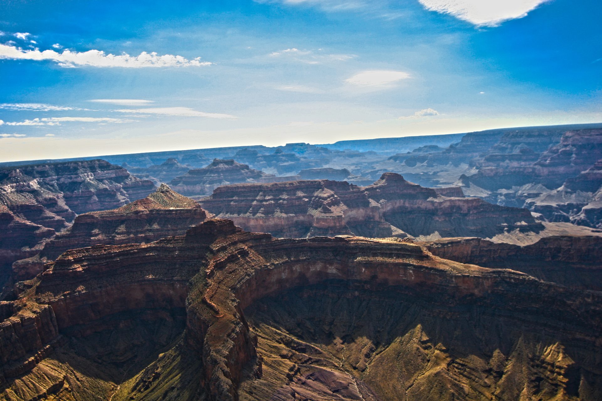 Panorama spectaculaire du Grand Canyon au lever du soleil, vu depuis un hélicoptère