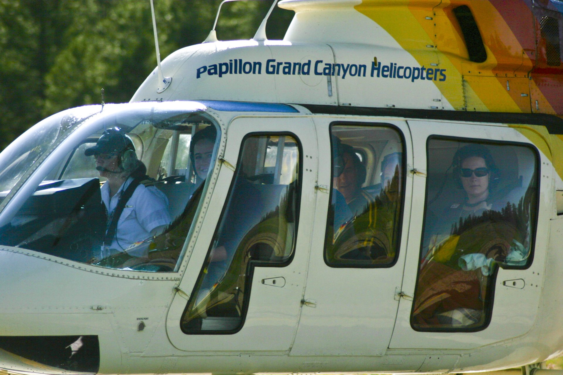 Passagers embarquant dans un hélicoptère au plateau sud du Grand Canyon pour un survol de 30 minutes