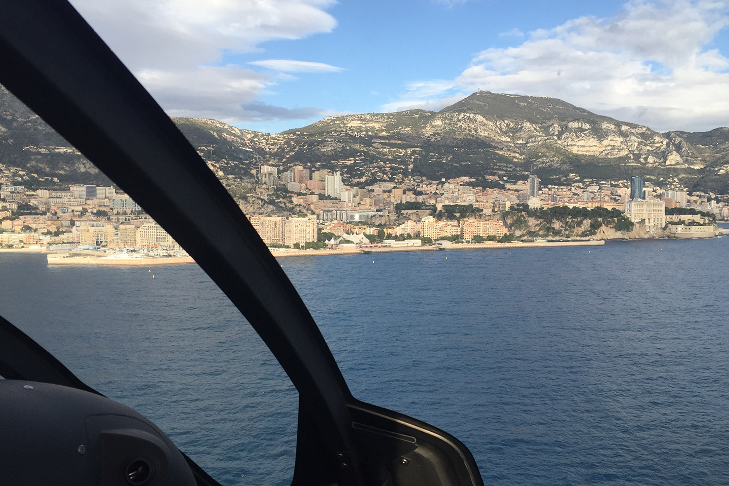 Paysage côtier de la Riviera française avec plages et collines verdoyantes vues depuis un hélicoptère