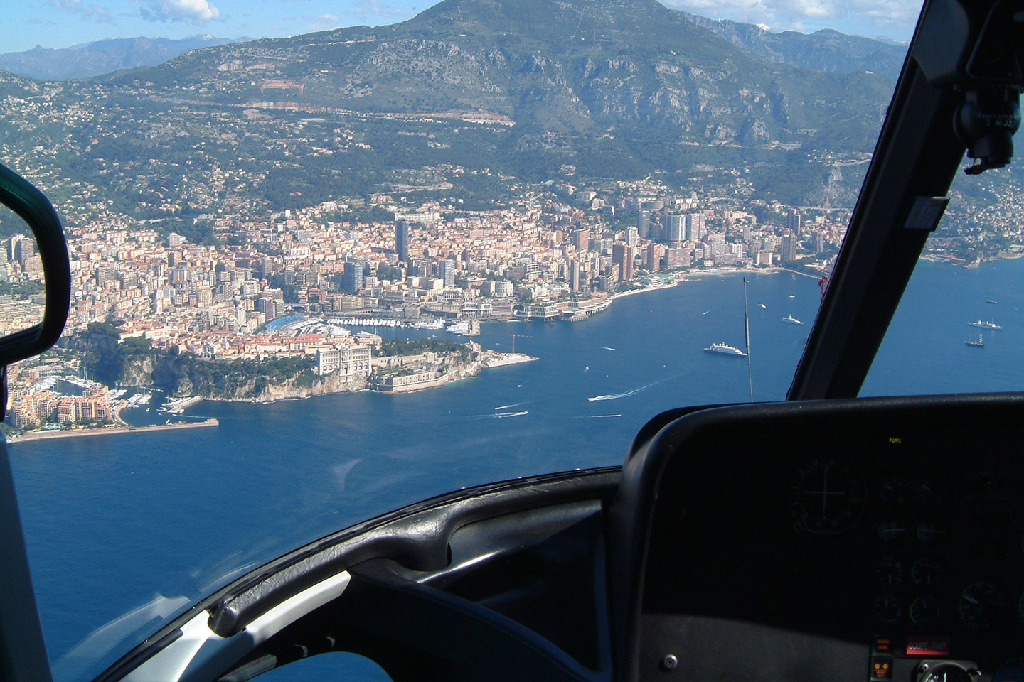 Vue aérienne de Monaco depuis un hélicoptère avec ses ports et yachts de luxe