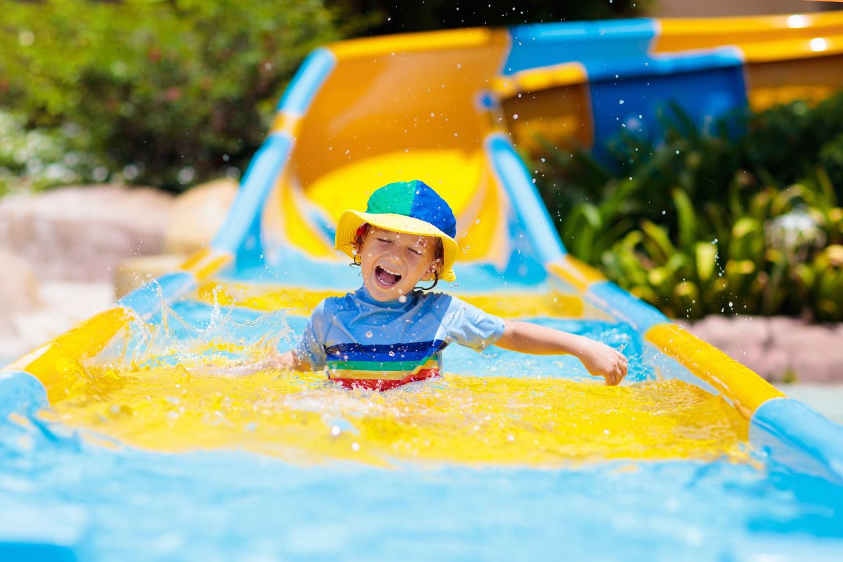 piscine et jeux pour famille dans un camping de France