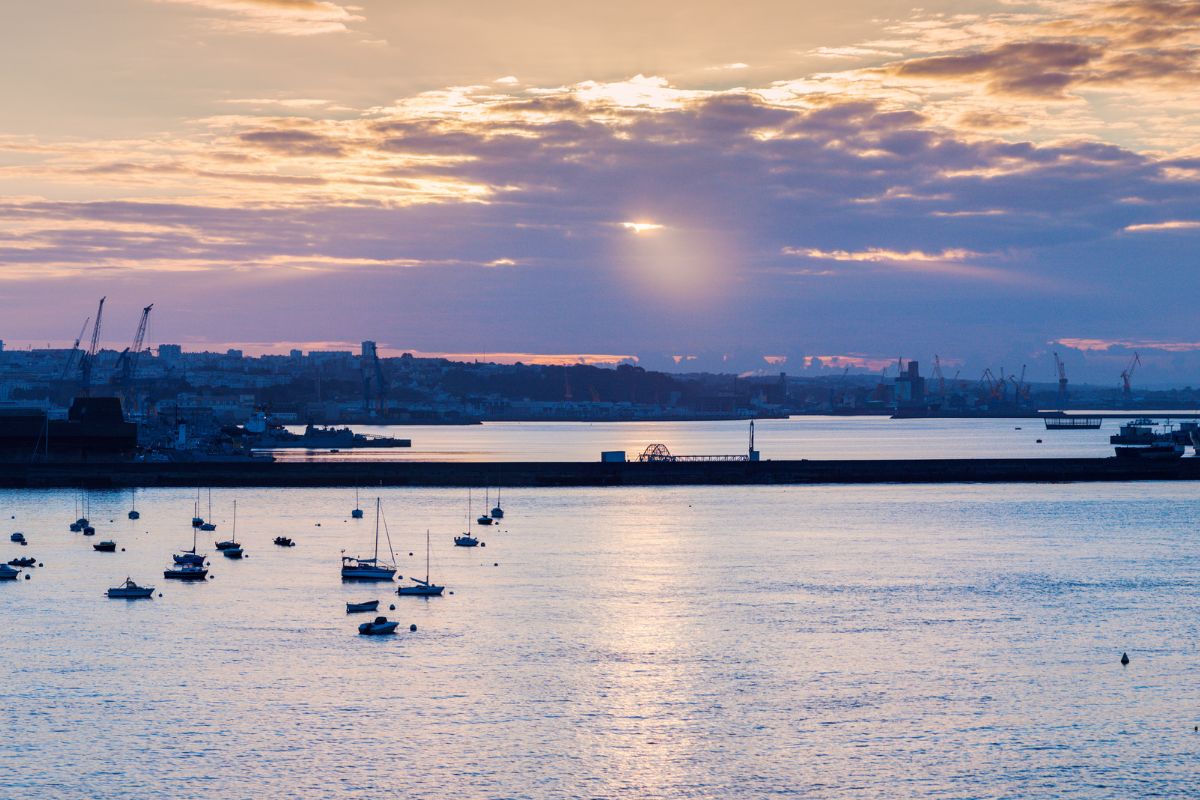 port de pêche au coucher de soleil
